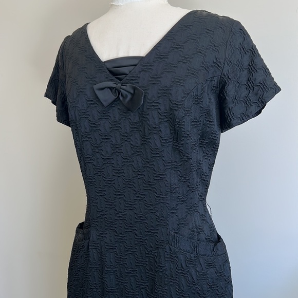 Vintage 1960s Textured Black Wiggle Dress - Picture 2 of 5
